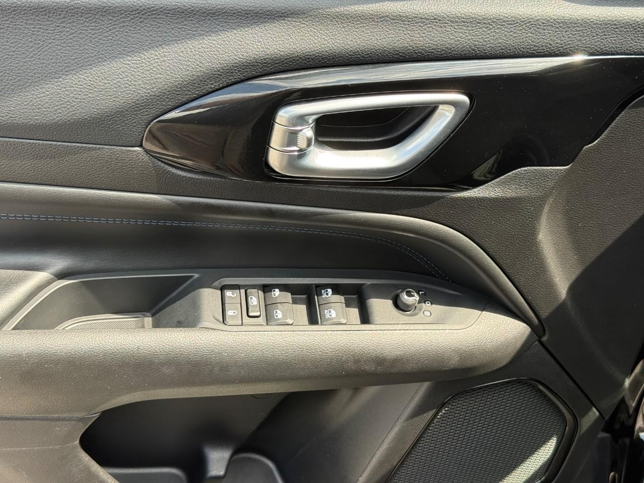 Jeep Compass Vehicle Full-screen Gallery Image 15