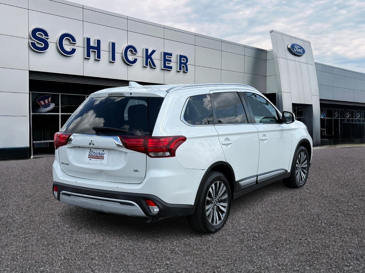 Mitsubishi Outlander Vehicle Full-screen Gallery Image 02