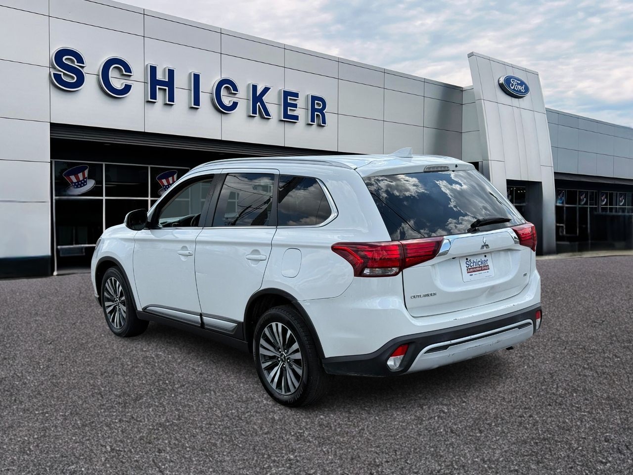 Mitsubishi Outlander Vehicle Full-screen Gallery Image 03