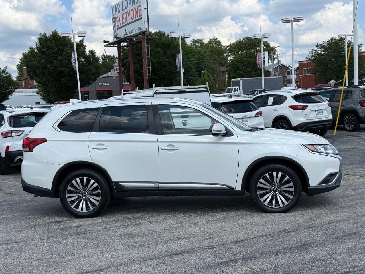 Mitsubishi Outlander Vehicle Full-screen Gallery Image 05