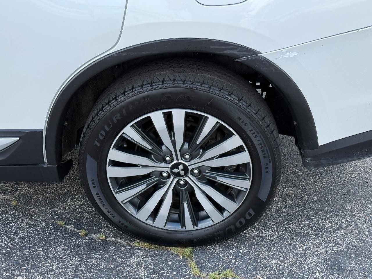 Mitsubishi Outlander Vehicle Full-screen Gallery Image 06