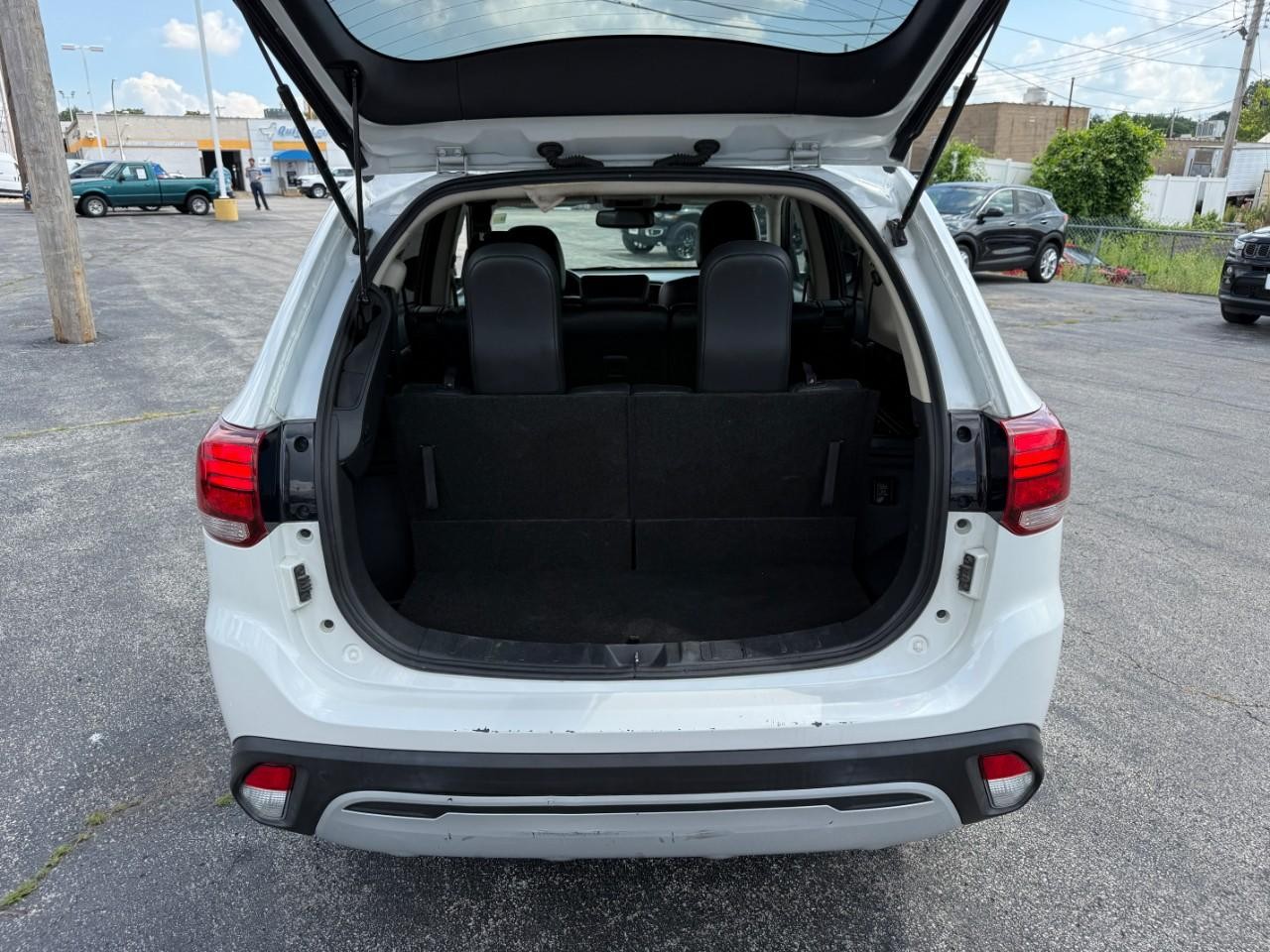 Mitsubishi Outlander Vehicle Full-screen Gallery Image 08