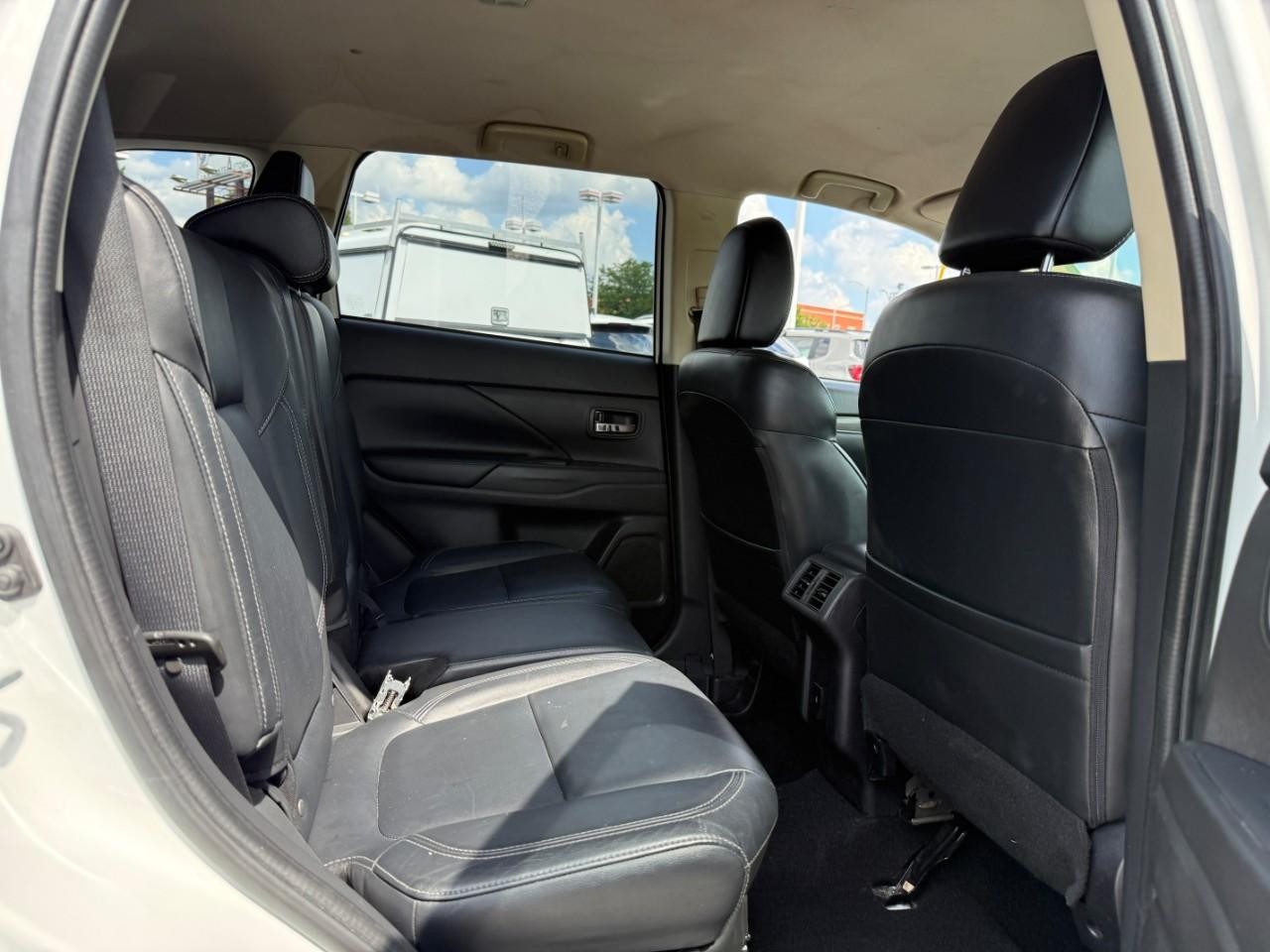 Mitsubishi Outlander Vehicle Full-screen Gallery Image 11