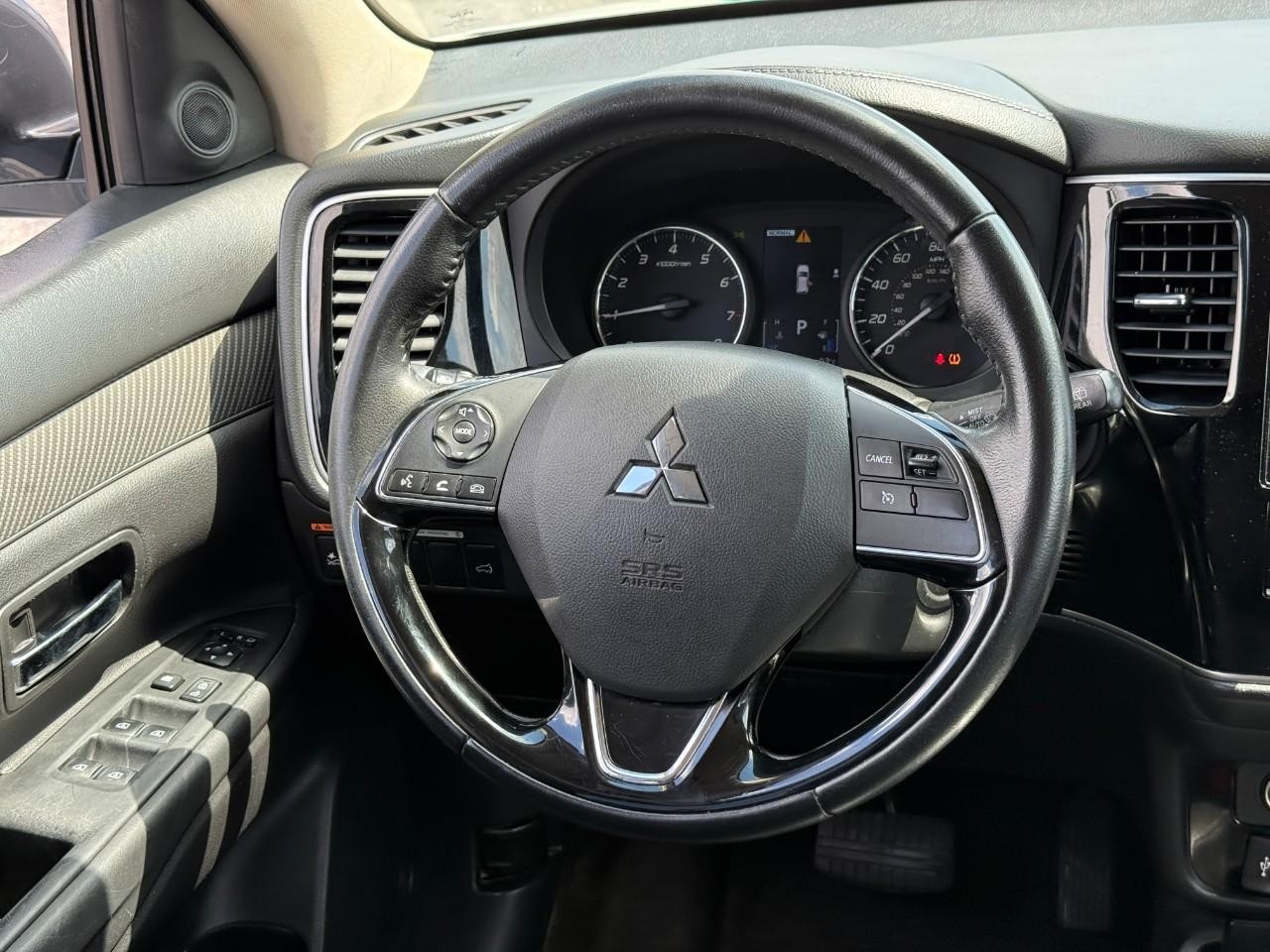Mitsubishi Outlander Vehicle Full-screen Gallery Image 13