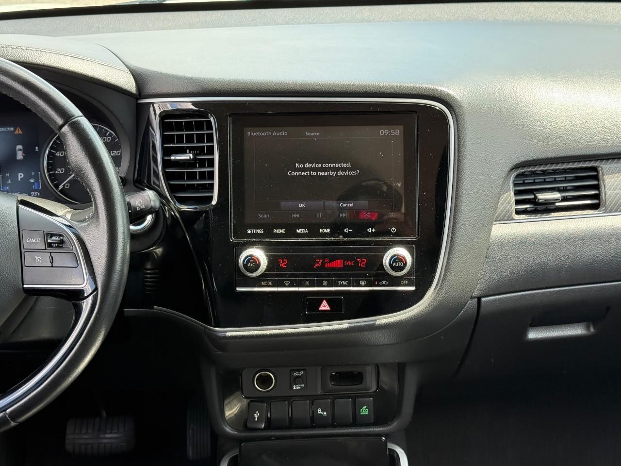 Mitsubishi Outlander Vehicle Full-screen Gallery Image 14