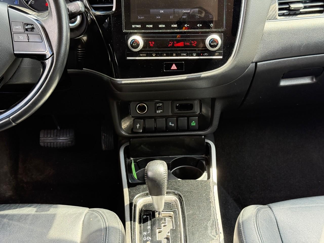 Mitsubishi Outlander Vehicle Full-screen Gallery Image 15