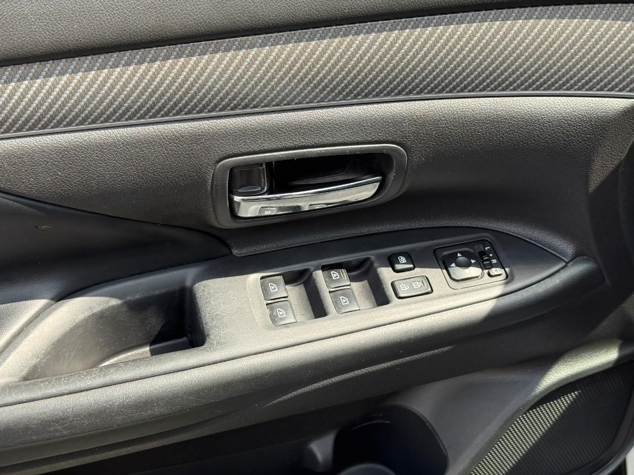 Mitsubishi Outlander Vehicle Full-screen Gallery Image 16
