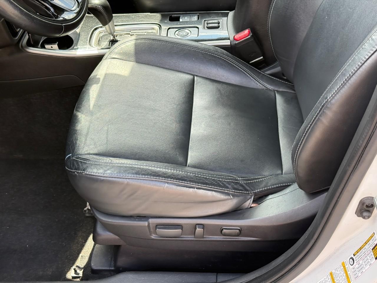 Mitsubishi Outlander Vehicle Full-screen Gallery Image 17