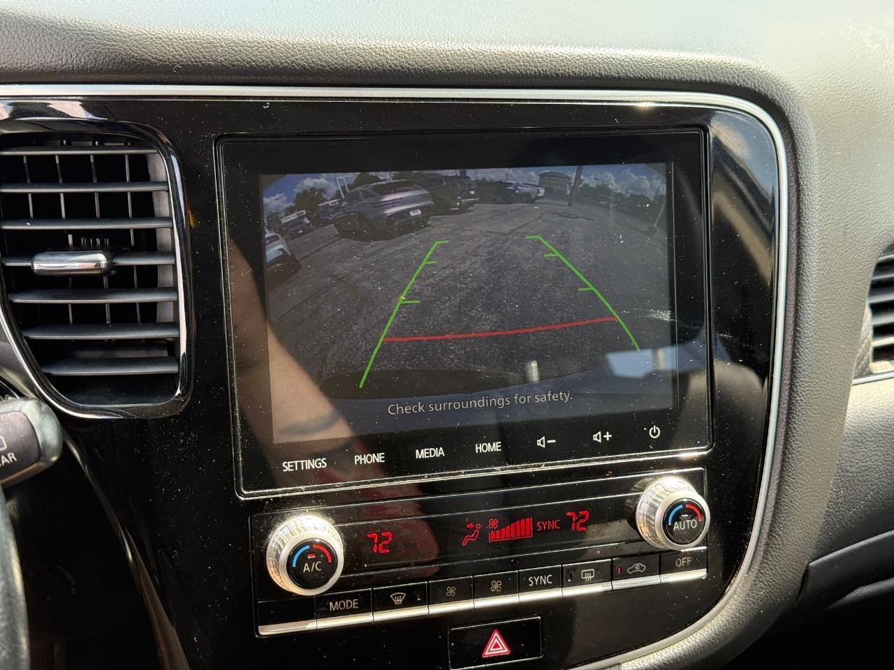 Mitsubishi Outlander Vehicle Full-screen Gallery Image 22