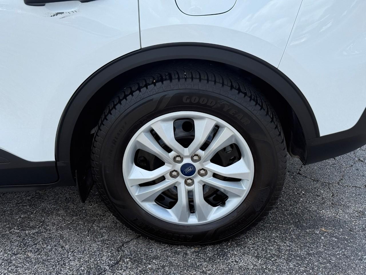 Ford Escape Vehicle Full-screen Gallery Image 06