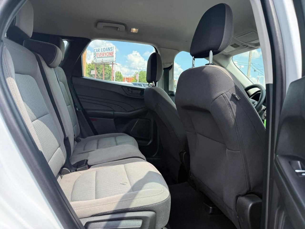 Ford Escape Vehicle Full-screen Gallery Image 10