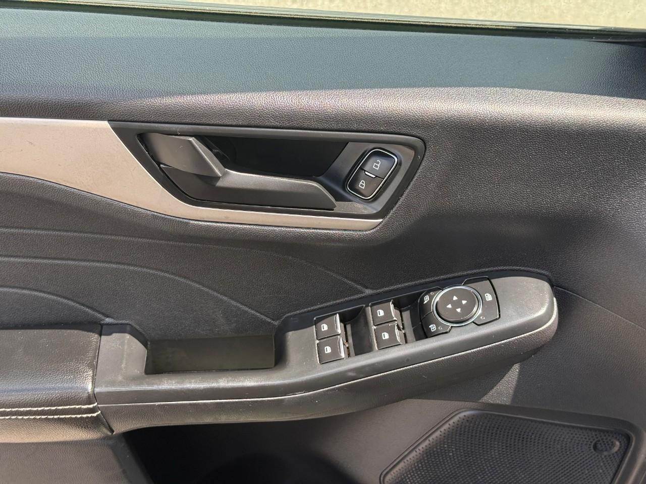 Ford Escape Vehicle Full-screen Gallery Image 16