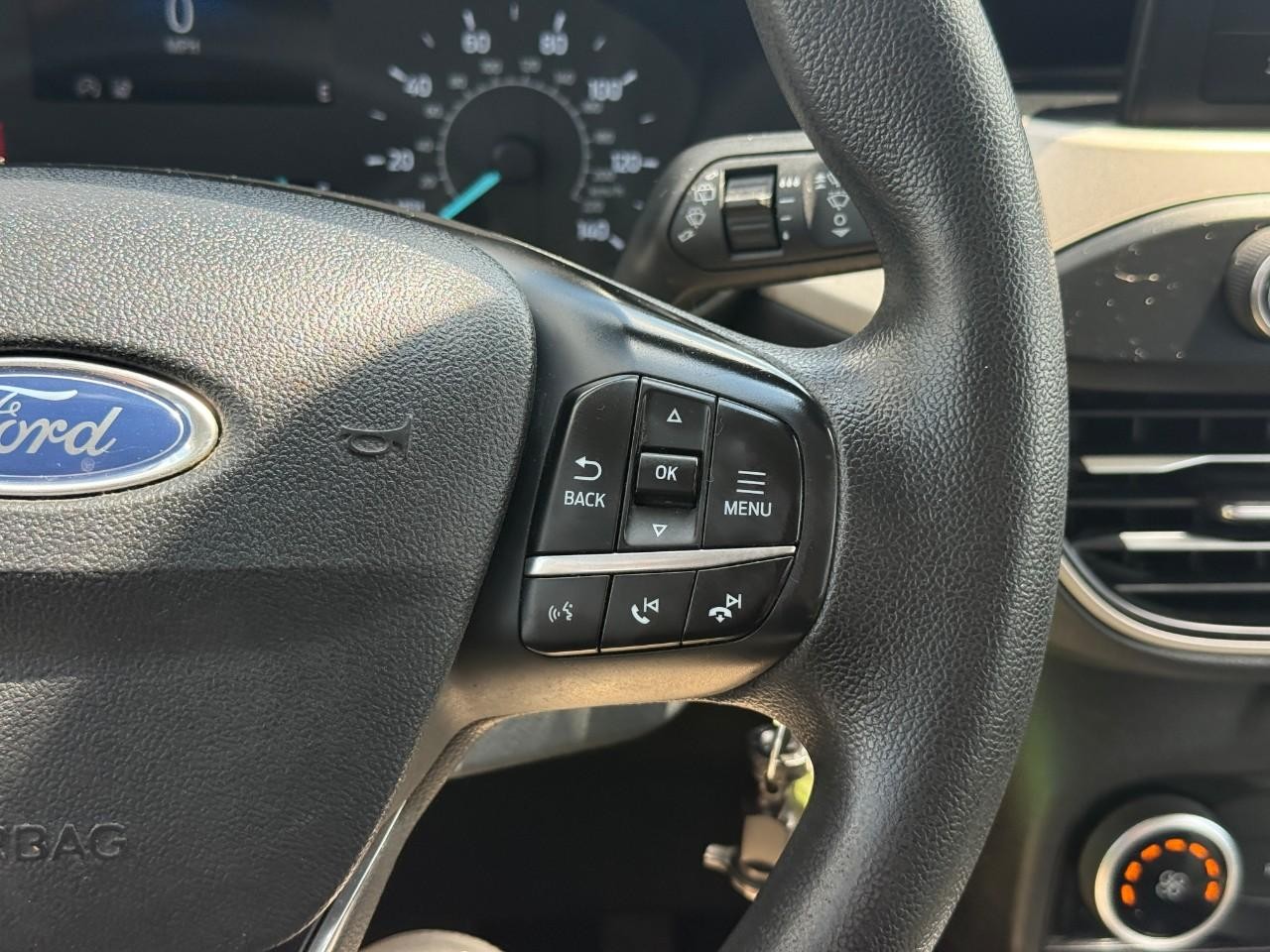 Ford Escape Vehicle Full-screen Gallery Image 20