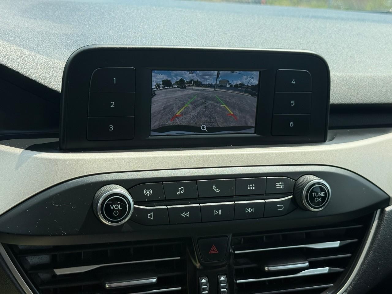 Ford Escape Vehicle Full-screen Gallery Image 23