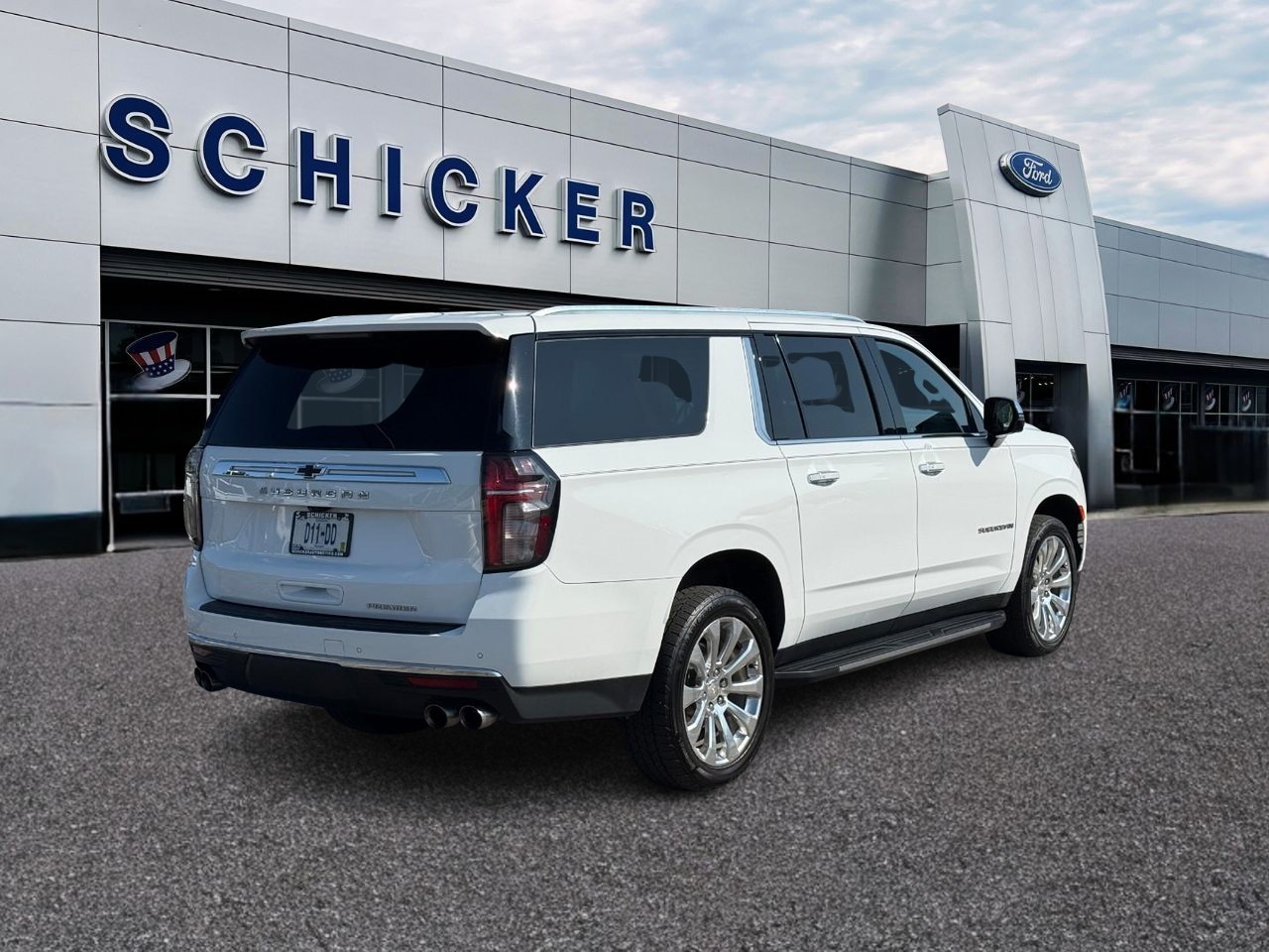 Chevrolet Suburban Vehicle Full-screen Gallery Image 02