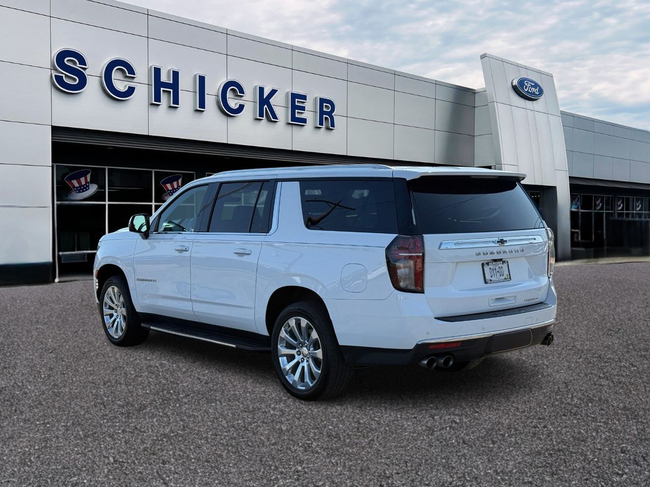 Chevrolet Suburban Vehicle Full-screen Gallery Image 03