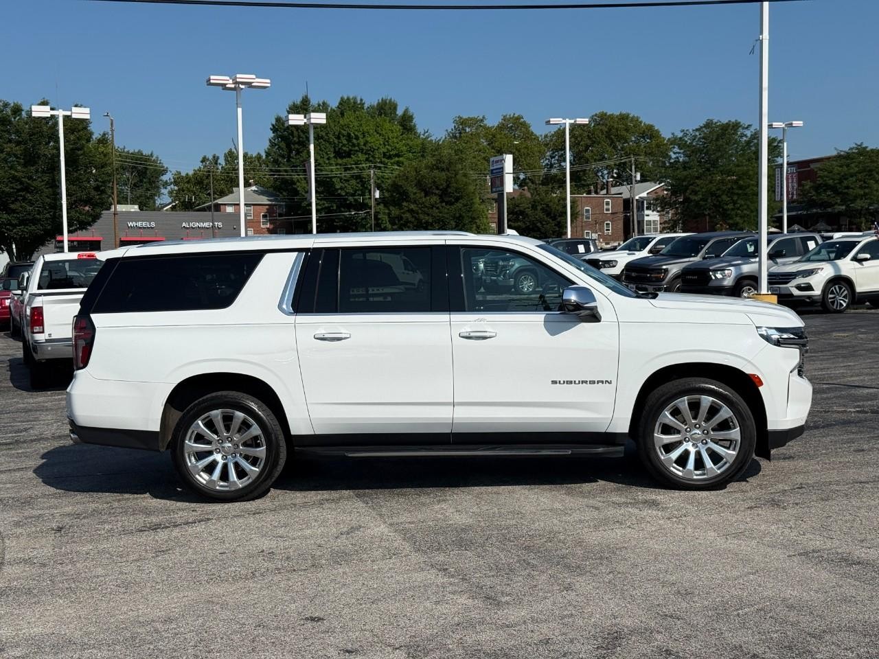 Chevrolet Suburban Vehicle Full-screen Gallery Image 05