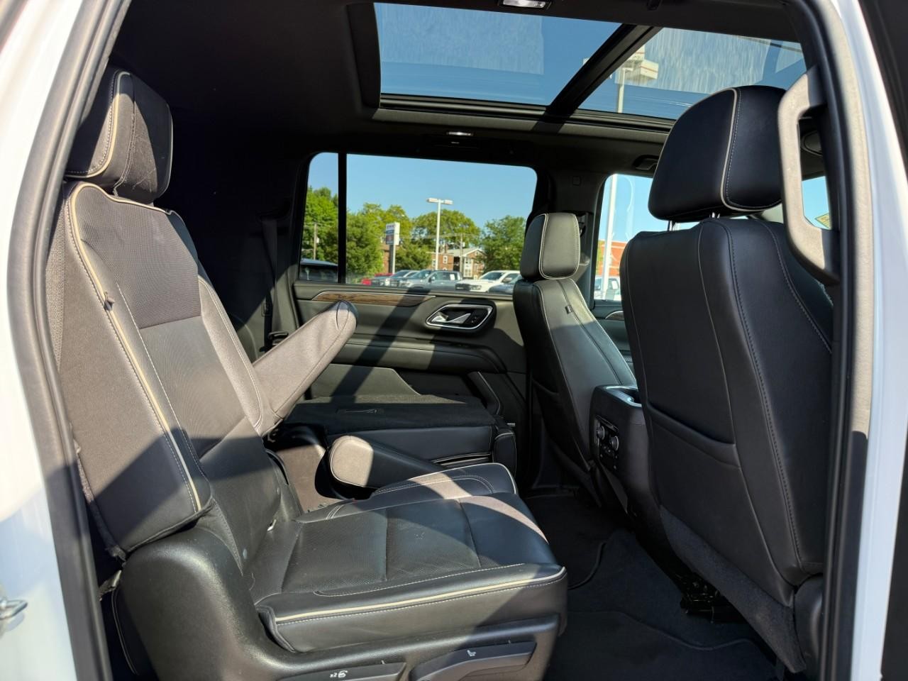 Chevrolet Suburban Vehicle Full-screen Gallery Image 11