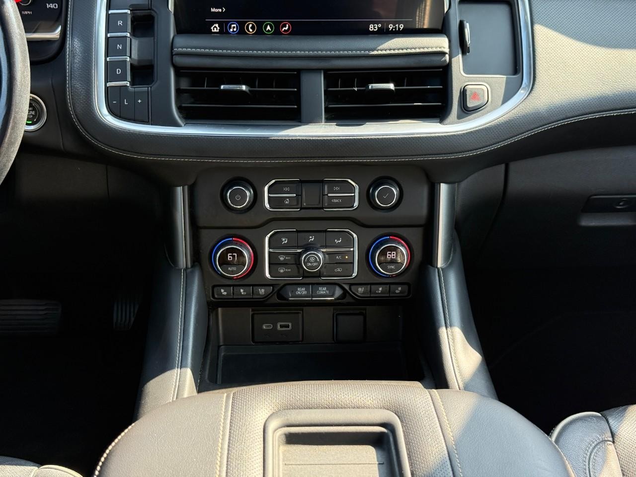Chevrolet Suburban Vehicle Full-screen Gallery Image 15