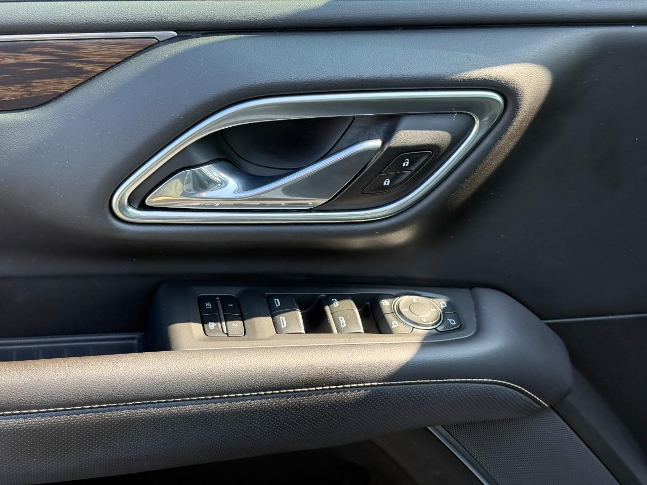 Chevrolet Suburban Vehicle Full-screen Gallery Image 16