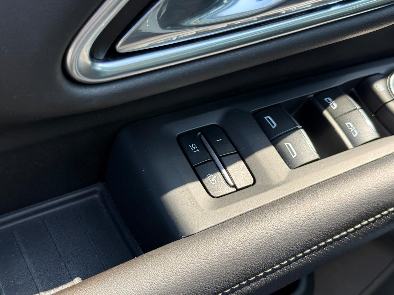 Chevrolet Suburban Vehicle Full-screen Gallery Image 17
