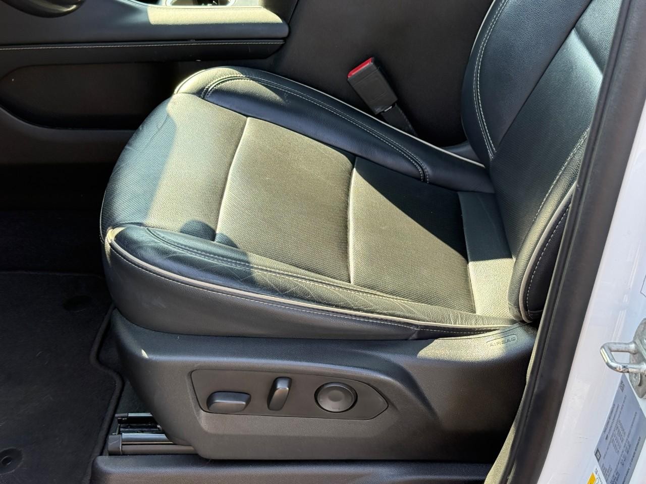Chevrolet Suburban Vehicle Full-screen Gallery Image 18