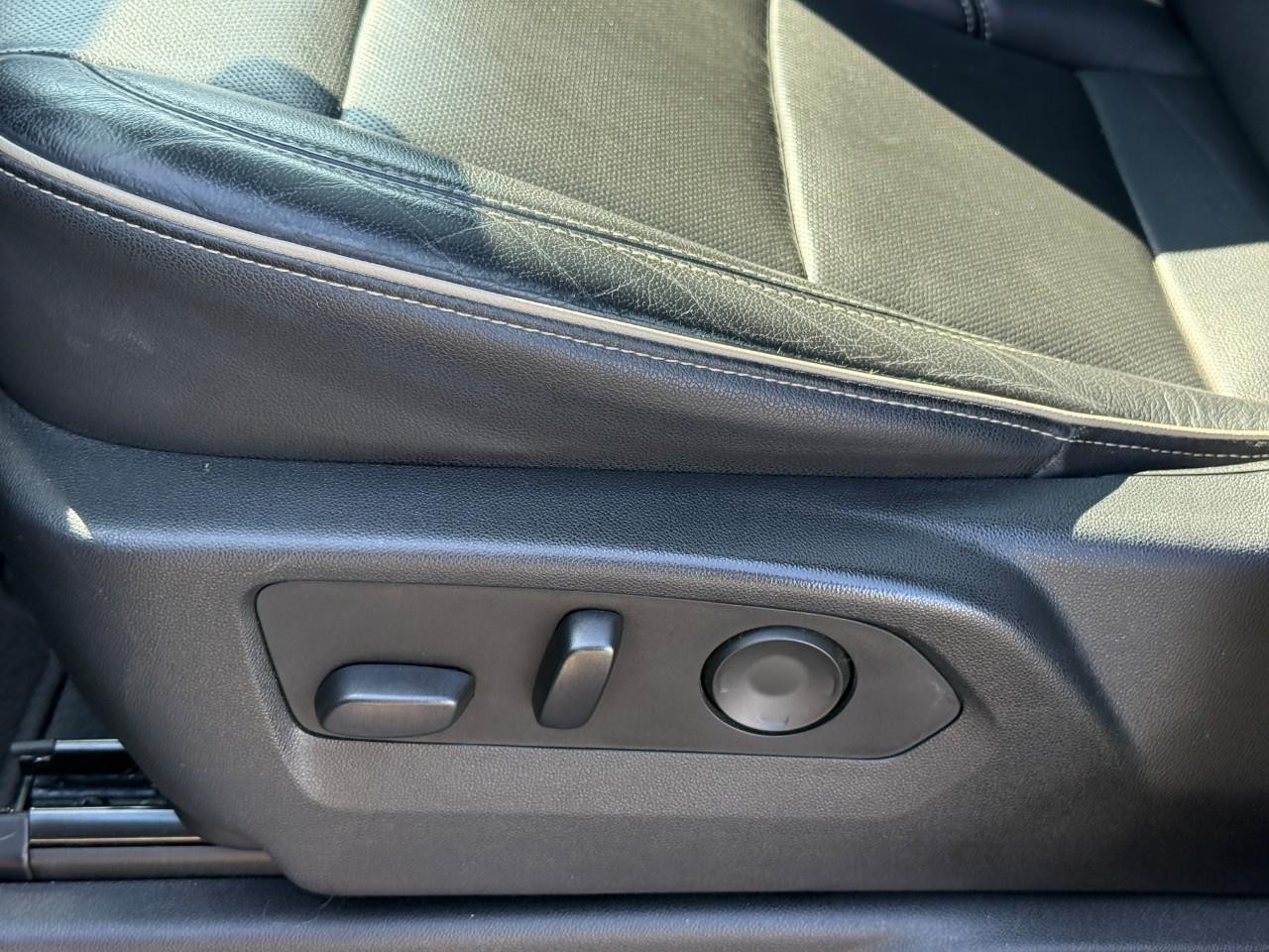 Chevrolet Suburban Vehicle Full-screen Gallery Image 19