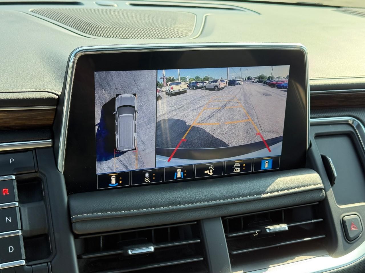 Chevrolet Suburban Vehicle Full-screen Gallery Image 23