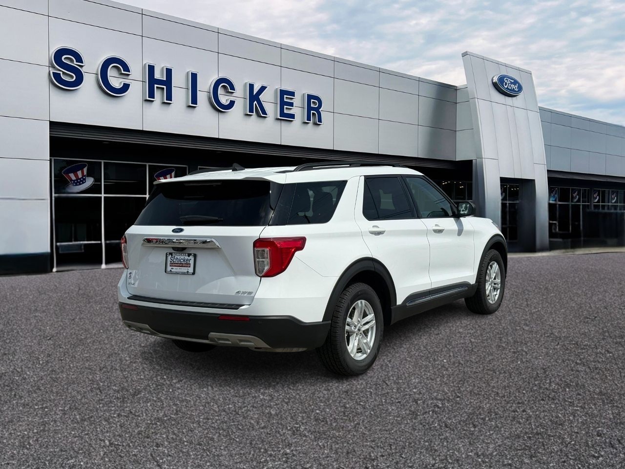 Ford Explorer Vehicle Full-screen Gallery Image 02