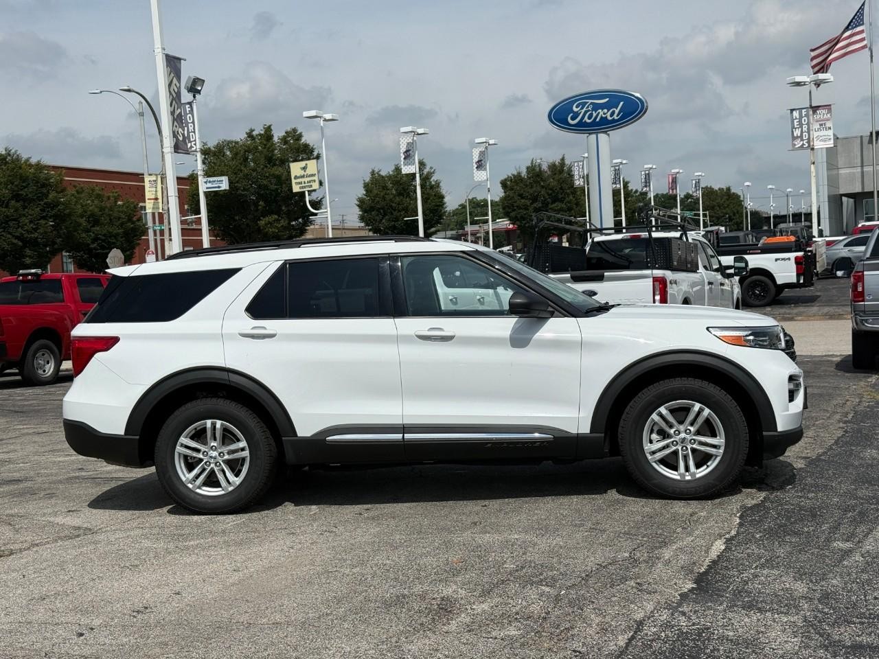 Ford Explorer Vehicle Full-screen Gallery Image 05
