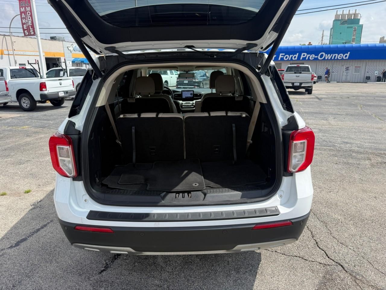 Ford Explorer Vehicle Full-screen Gallery Image 08