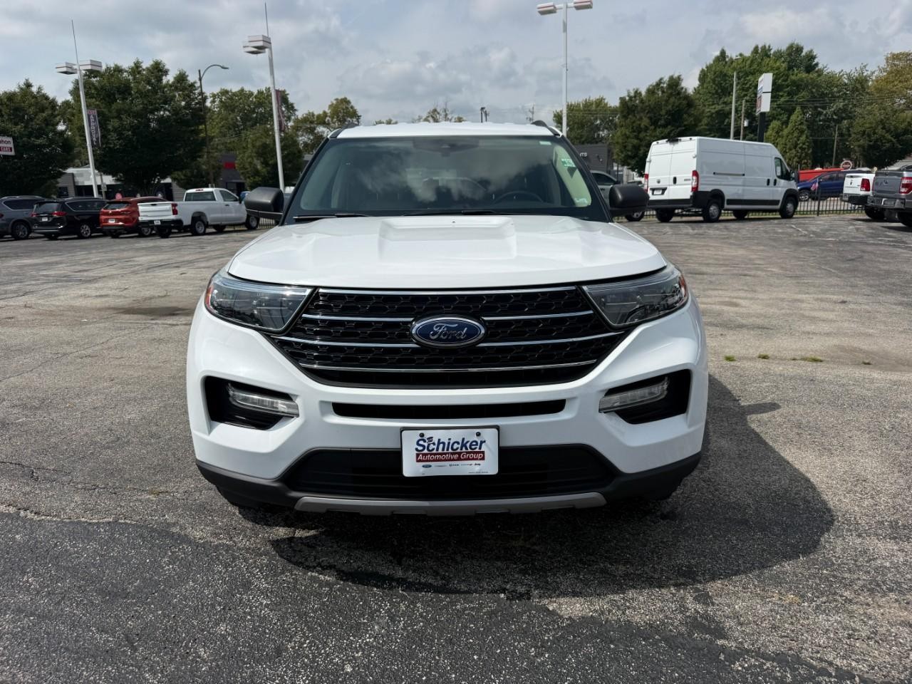Ford Explorer Vehicle Full-screen Gallery Image 10