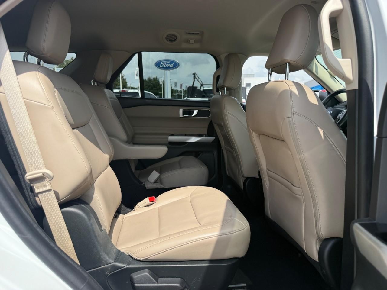 Ford Explorer Vehicle Full-screen Gallery Image 11