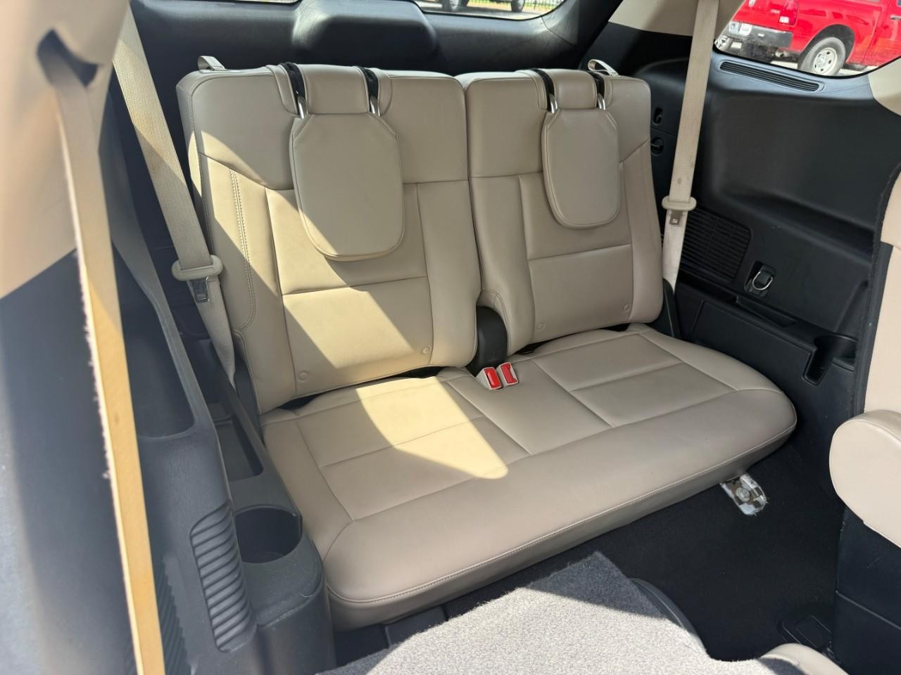 Ford Explorer Vehicle Full-screen Gallery Image 12
