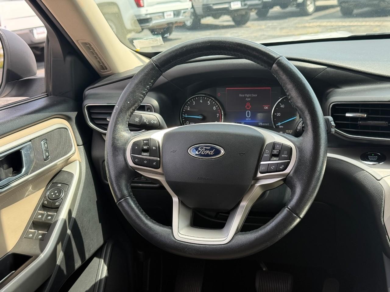 Ford Explorer Vehicle Full-screen Gallery Image 14