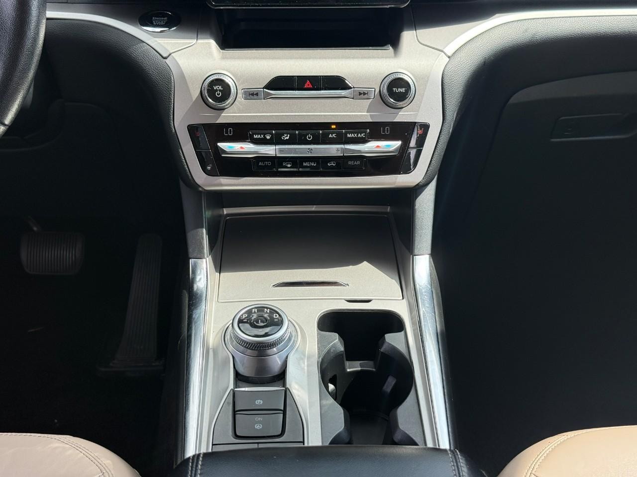 Ford Explorer Vehicle Full-screen Gallery Image 16