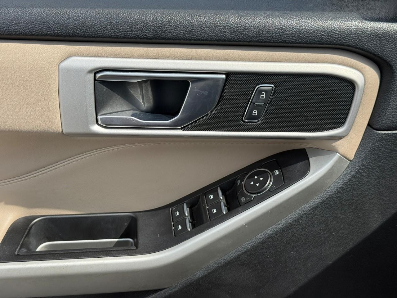 Ford Explorer Vehicle Full-screen Gallery Image 17