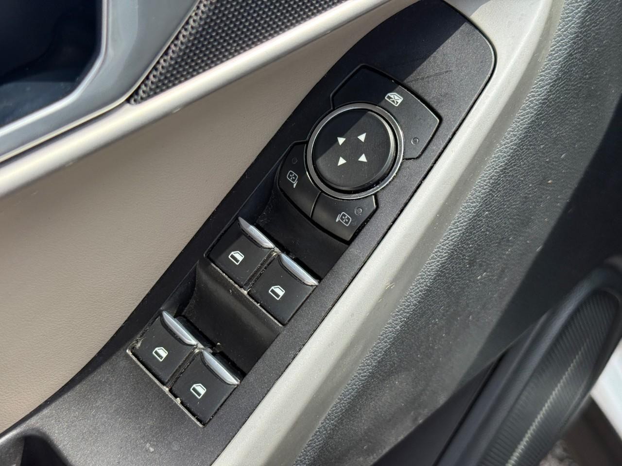 Ford Explorer Vehicle Full-screen Gallery Image 18
