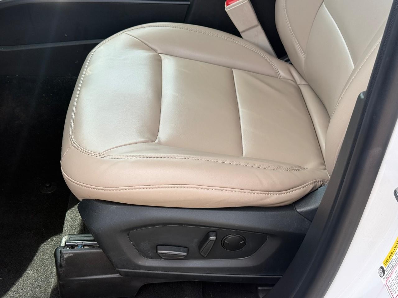 Ford Explorer Vehicle Full-screen Gallery Image 19