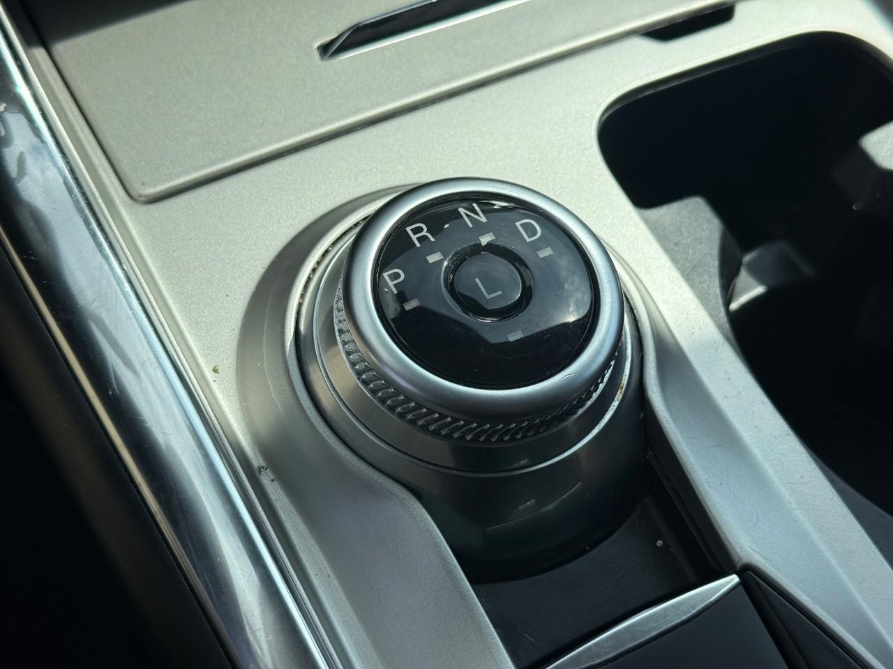 Ford Explorer Vehicle Full-screen Gallery Image 24