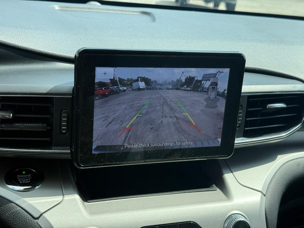 Ford Explorer Vehicle Full-screen Gallery Image 26