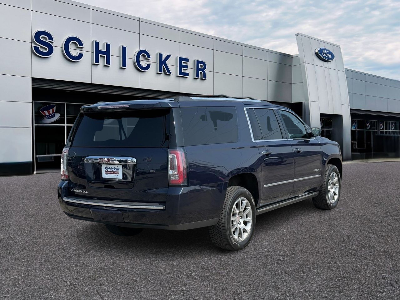 GMC Yukon XL Vehicle Full-screen Gallery Image 02
