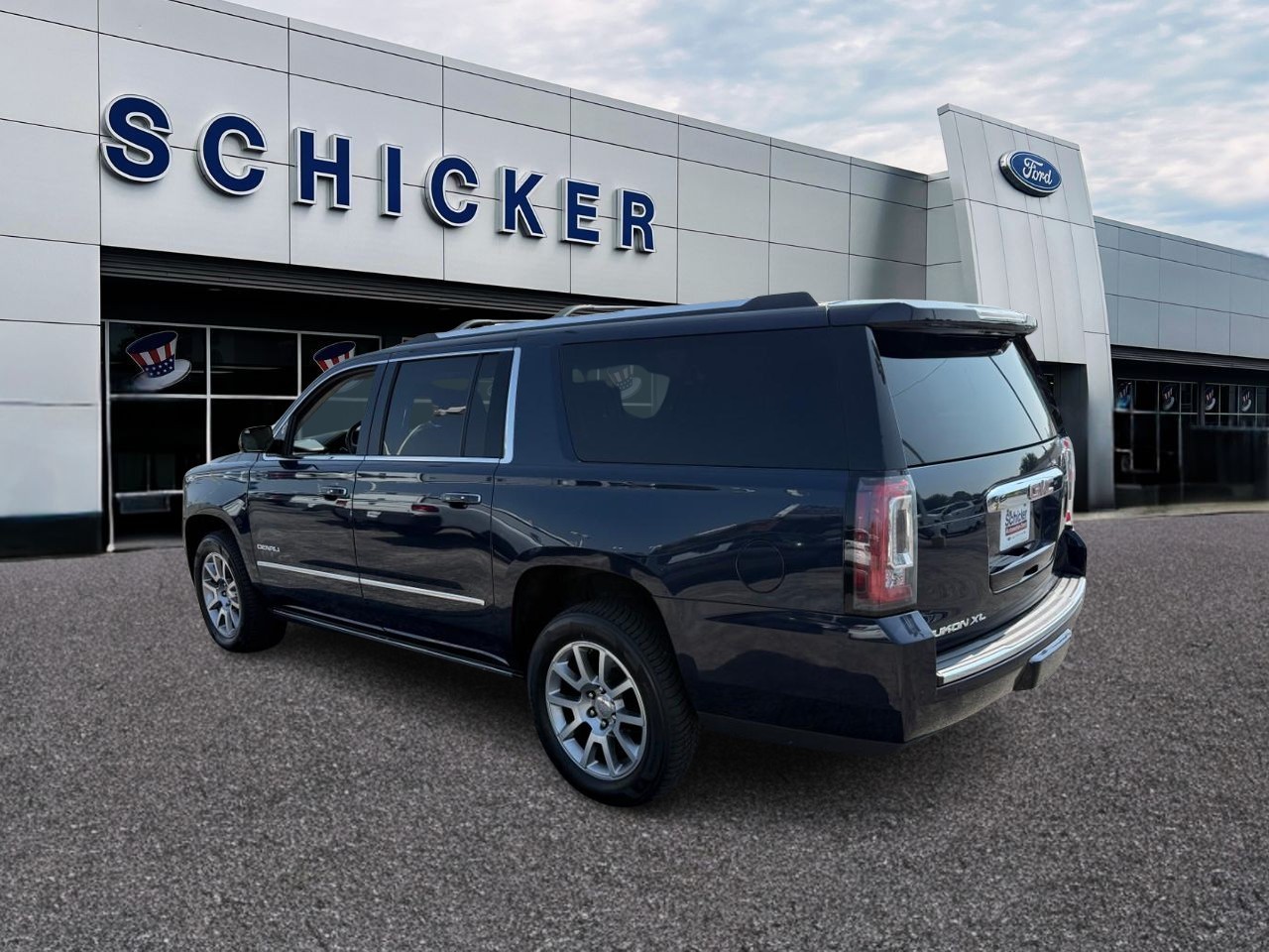 GMC Yukon XL Vehicle Full-screen Gallery Image 03