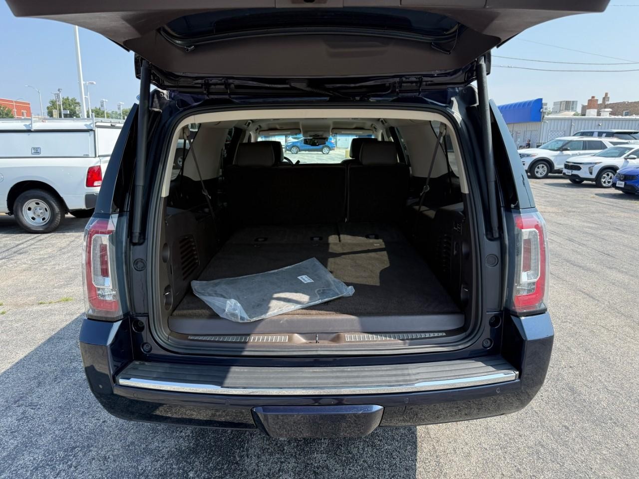 GMC Yukon XL Vehicle Full-screen Gallery Image 06