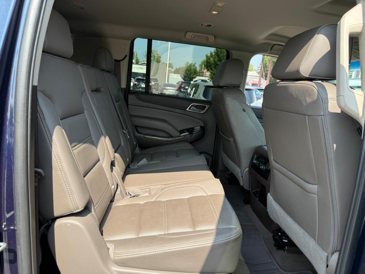 GMC Yukon XL Vehicle Full-screen Gallery Image 07