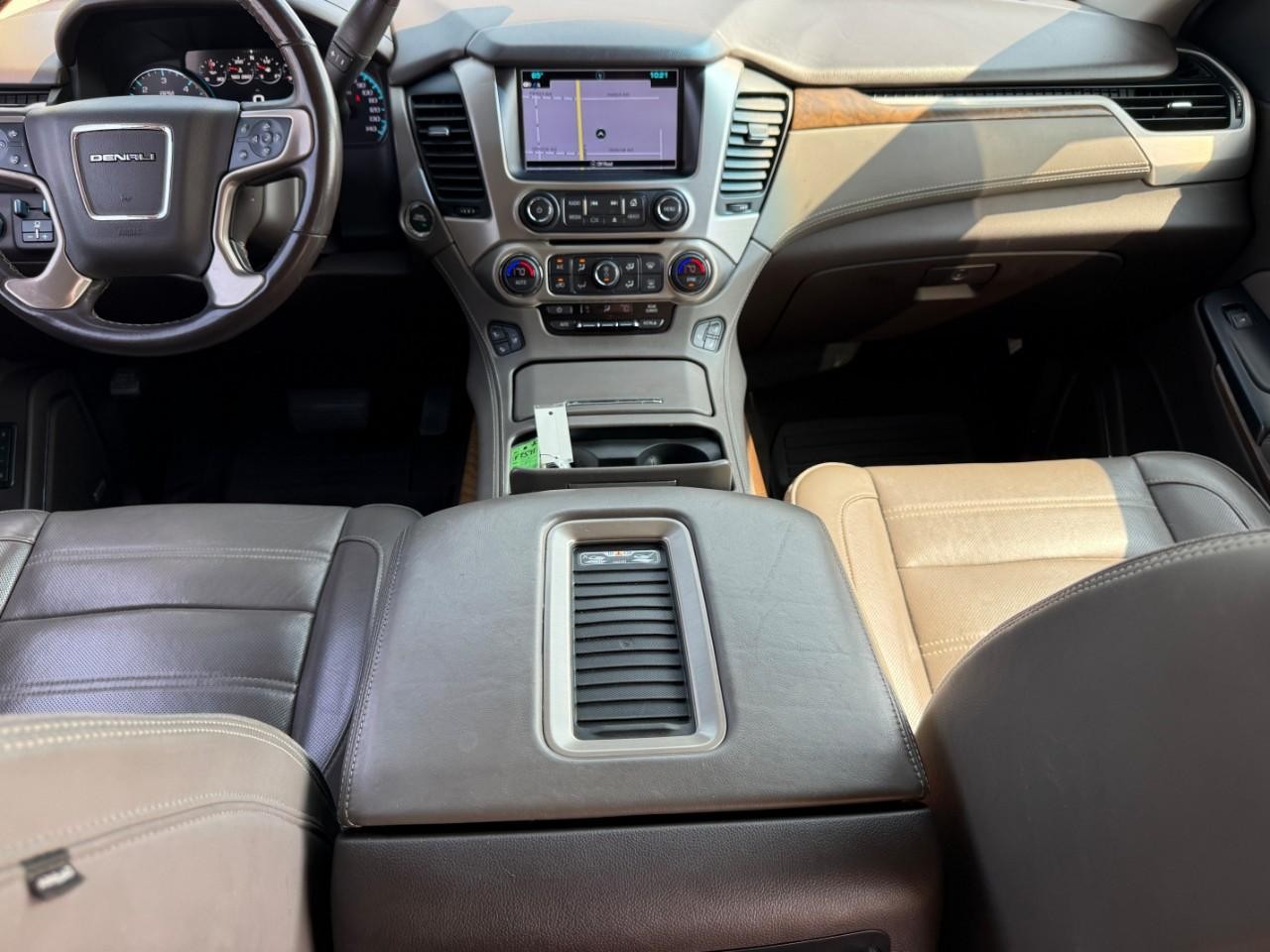 GMC Yukon XL Vehicle Full-screen Gallery Image 08
