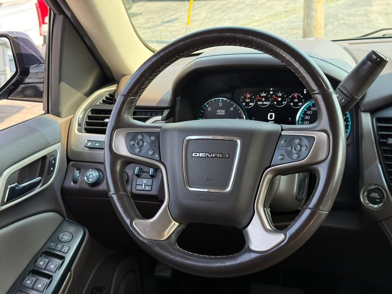 GMC Yukon XL Vehicle Full-screen Gallery Image 09