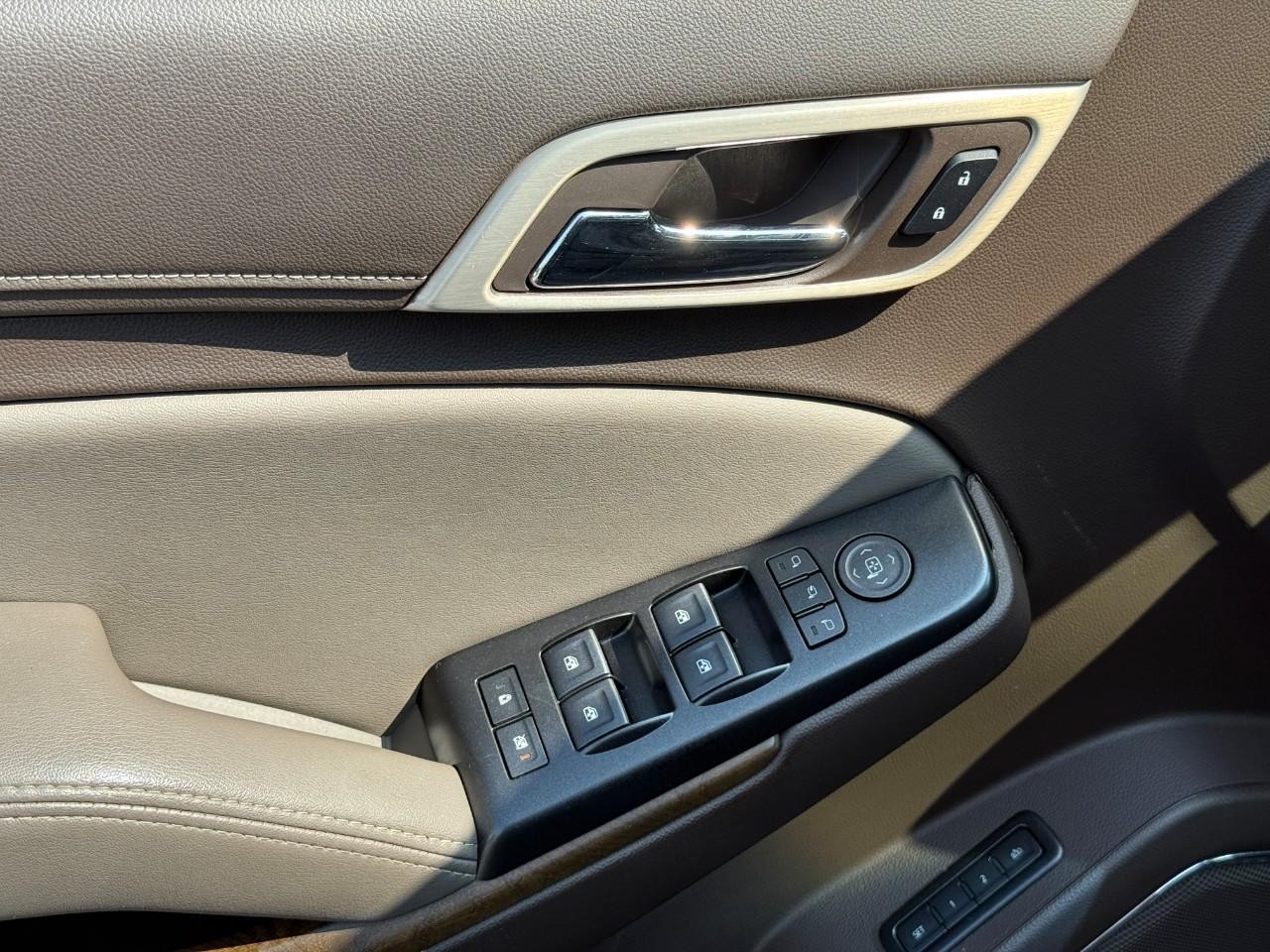 GMC Yukon XL Vehicle Full-screen Gallery Image 12