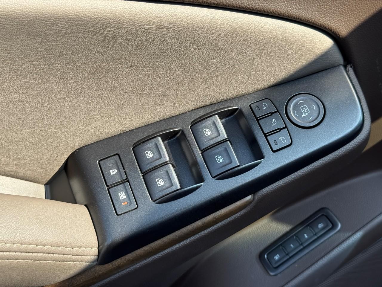 GMC Yukon XL Vehicle Full-screen Gallery Image 13