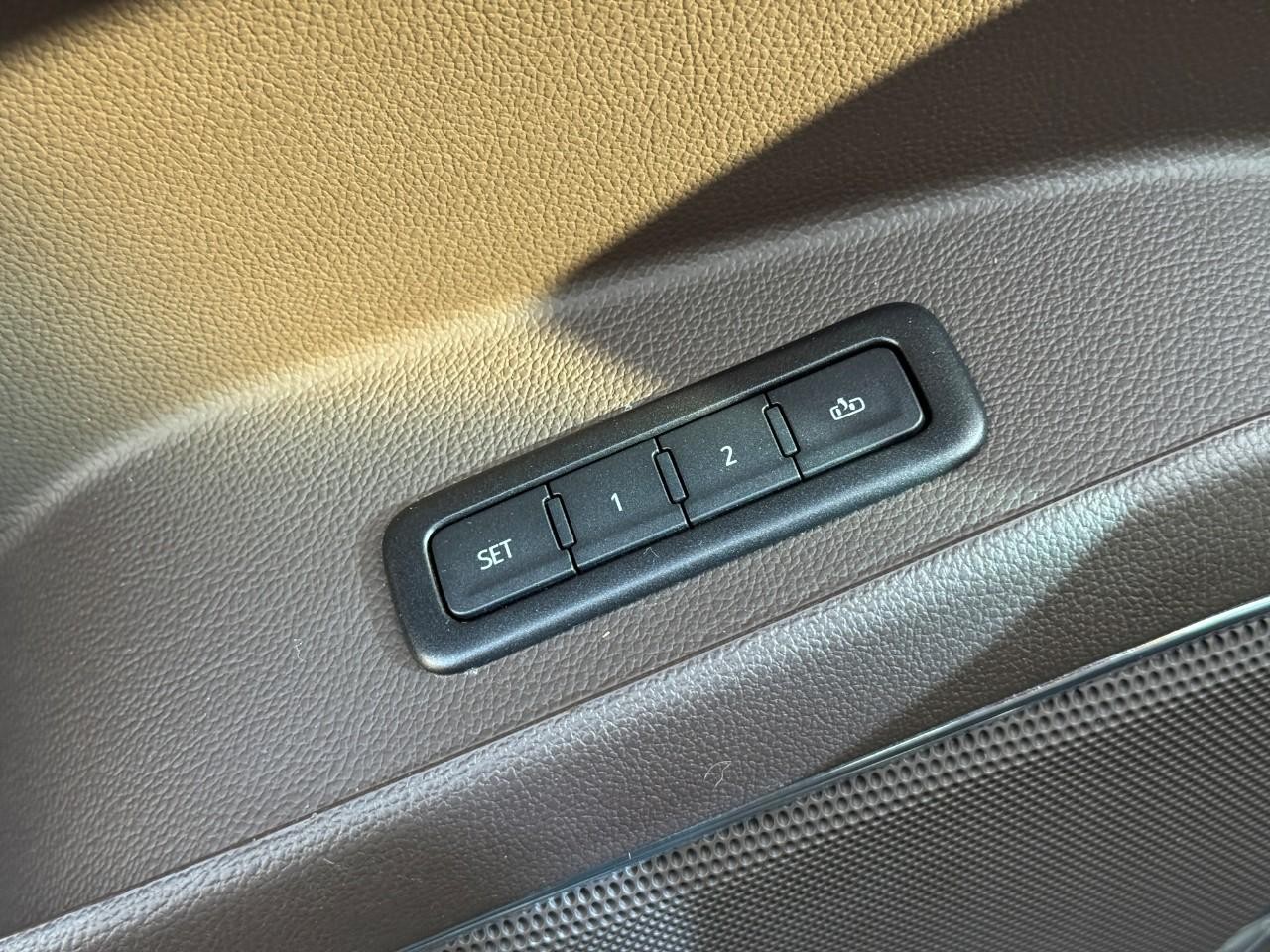 GMC Yukon XL Vehicle Full-screen Gallery Image 14